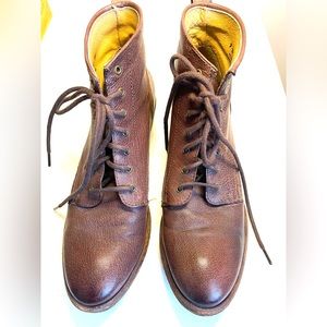 Frye women’s Carson lace up boot, brown leather, size 9B.